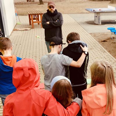 Kinder halten sich ermutigend in den Armen